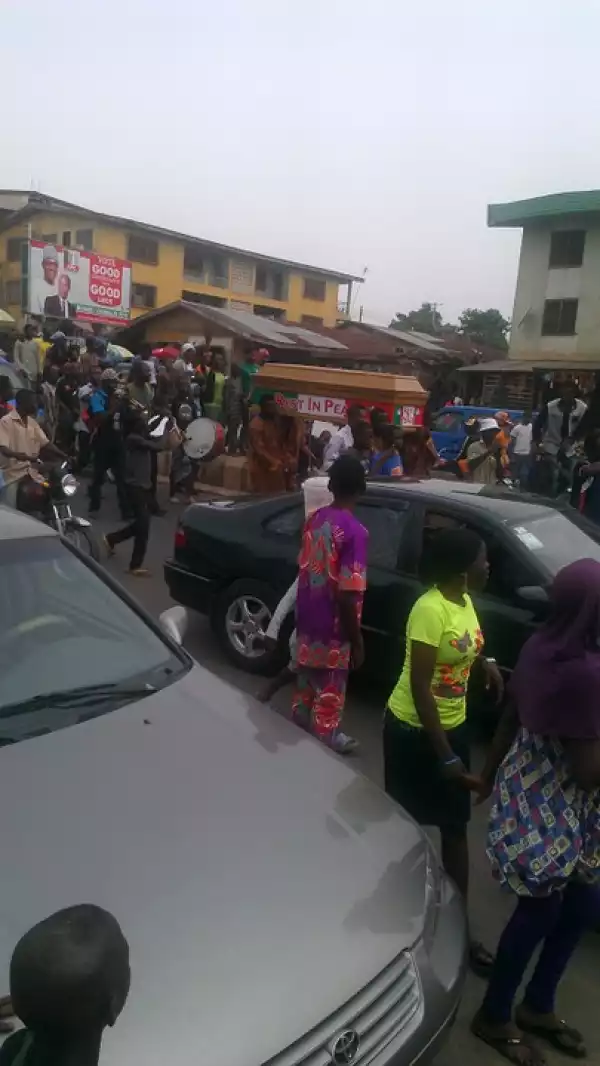 APC Supporters Carry PDP “Coffin” For Burial In Osun State Capital, Oshogbo