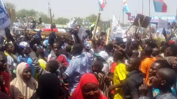 APC youths display mock coffin of PDP in Borno state (pic)