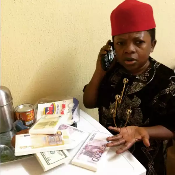 Aki (Chinedu Ikedieze) shows off bundle of foreign currencies in new pic