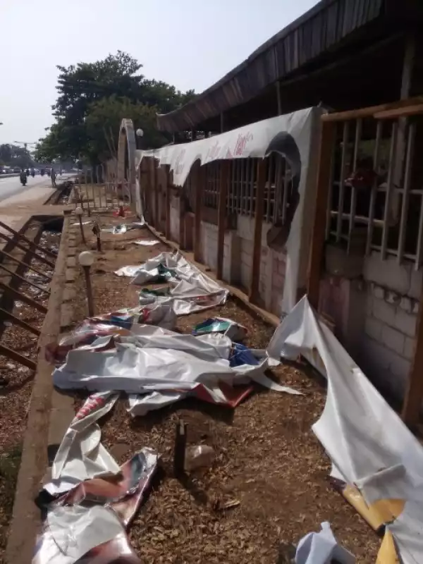 Angry APC Supporters Destoy PDP Billboards In Benue In Retaliation Of PDP Attack (photos)