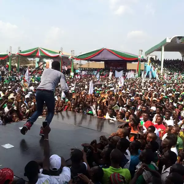 Bovi Jumps Into The Crowd at PDP Rally, Got Robbed In The Process