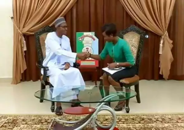 Buhari Has No Problem Shaking Hands With Female