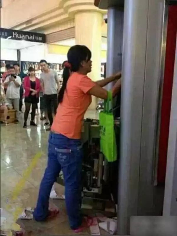Chinese Woman Destroys ATM With Her Bare Hands |SEE WHY