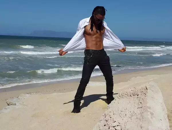 Flavour shows off hot bod in new beach-side shot