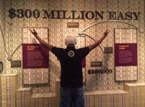 Floyd Mayweather Celebrates Earning $300million In One Year 