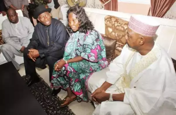 Goodluck Jonathan, VP Sambo Pay Condolence Visit To Oronto Douglas Family