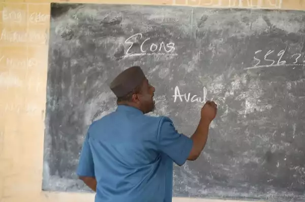 Governor Okorocha Turns Economics Teacher (Photo)