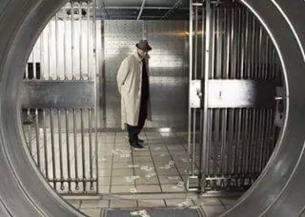 Hilarious Photo Of Gen Buhari Inspecting Nigeria National Treasury Vault