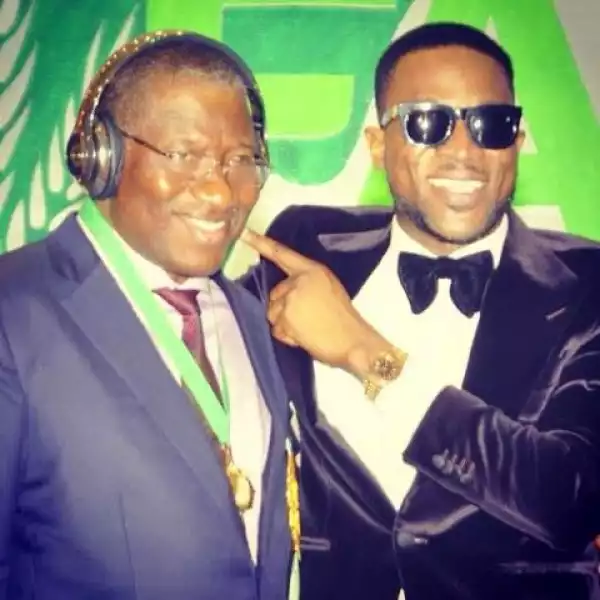 In Pictures: President Goodluck Jonathan Rocking Beats By Dre Headphones With Dbanj