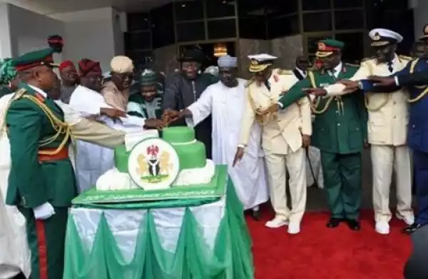 Independence Day Cutting Of Cake: Jonathan Vs Buhari(Photos)
