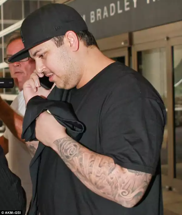 Its Either Rob Kardashian Has an Imaginary Son or He’s Downright Crazy! | SCREENSHOTS