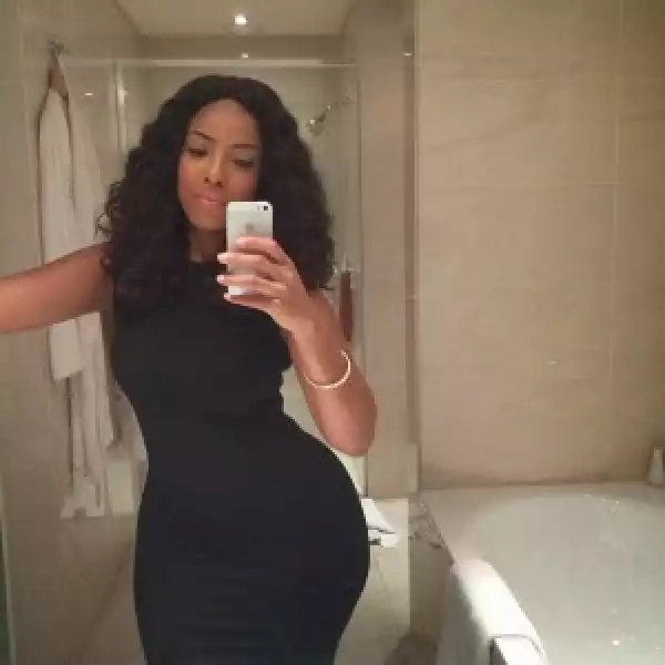 Jocelyn Dumas Shows Off Her Sexy Curves  