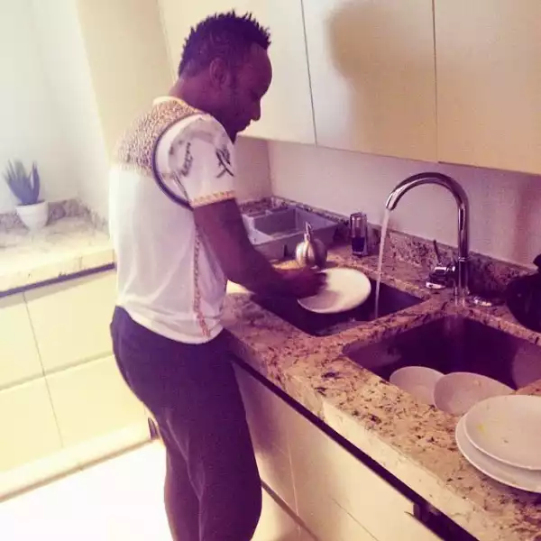 Kcee Showing Off His Dishwashing Skill In His Kitchen