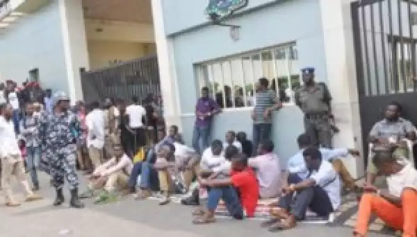 LASU Students Protest At Fashola’s Office Over Closure Of Institution