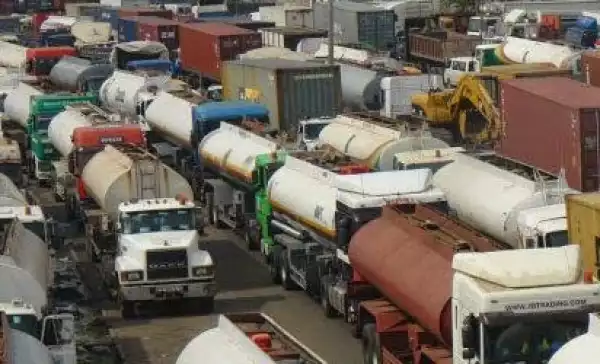 Lagos State Govt. Gives Tanker Drivers 48hrs To Clear Tankers Off Apapa- Oshodi Expressway Or Be Sanctioned