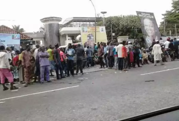 Large Crowd Waiting Outside Tinubu’s House In Ikoyi Today
