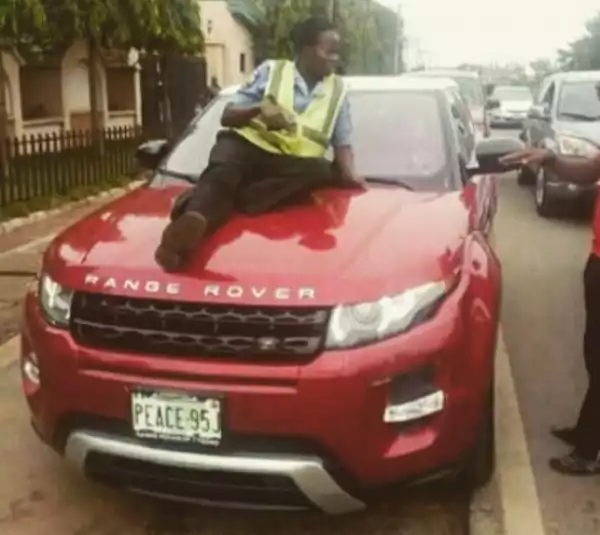 Lol!!! What Would You Do If A Police Woman Sat On Your Range Rover LIke This?