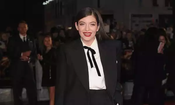 Lorde exchanges flirty tweets with porn star