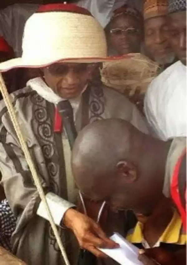 Man Journeys By Foot From Lagos To Abuja To Congratulates President-elect, Gen Muhammadu Buhari 