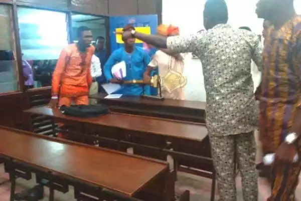 OAU Accounting students Rep council members engaged in combat during meeting.