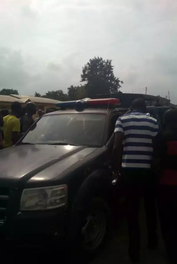 OAU Students Locked Down INEC Offices In Ife And Disrupts Training