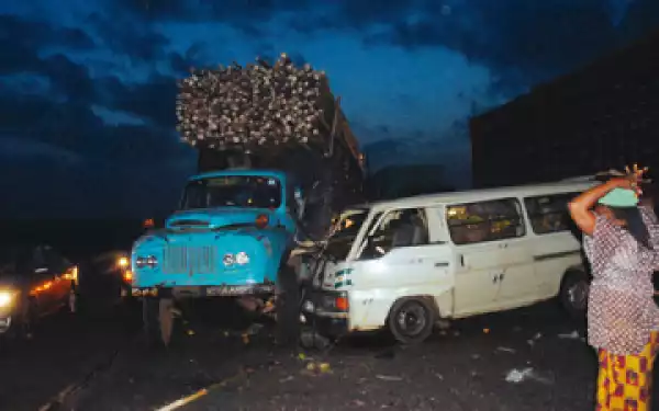 Ogun crash: OOU students storm mortuary, snatch corpses