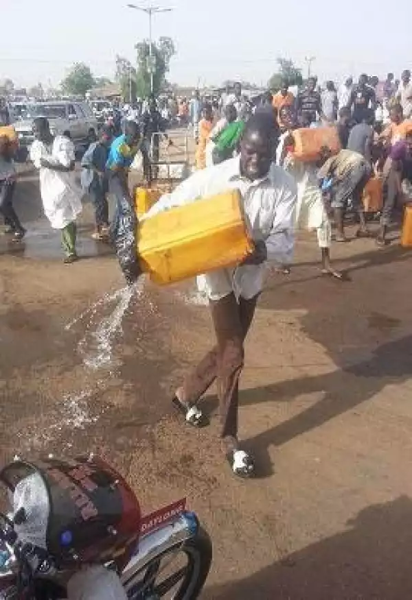 Peopls wash their land after Pres. Jonathan’s visit 