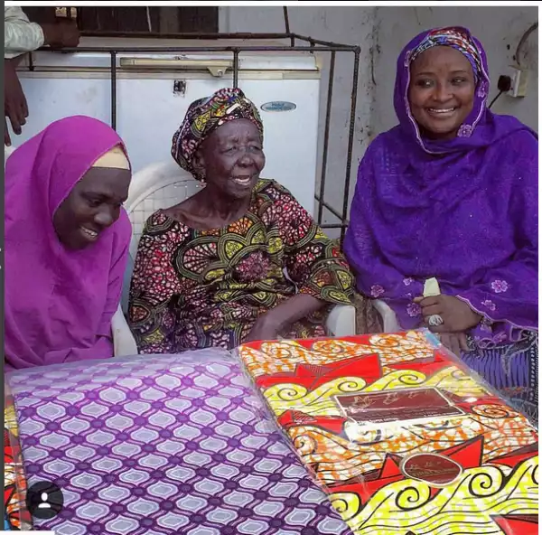 Photo: 96-Year-Old Woman Who Donated N1M To Buhari Receives First Lady Of Kebbi