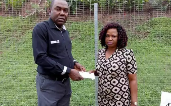 Photo: Anonymous Person Pays Airport Woman Who Returned Money Her First Salary