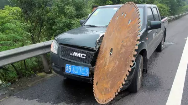 Photo: Huge Saw Blade Slices Truck But Driver Manage To Escapes 
