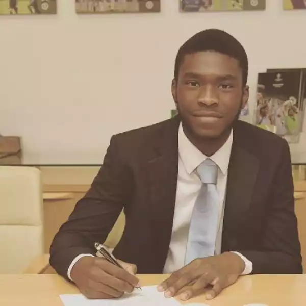 Photo: Nigerian Football Star, Fikayo Tomori Signs Professional Contract With Chelsea