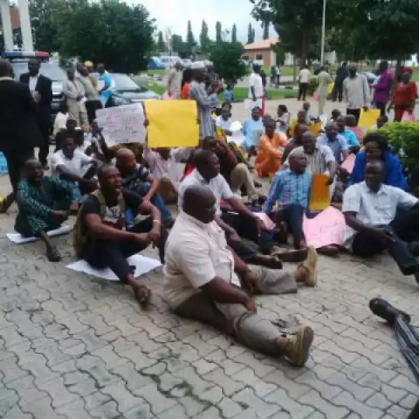 Photo: Osun Lecturers Storm Assembly, Sit On The Floor To Protest Unpaid Salaries