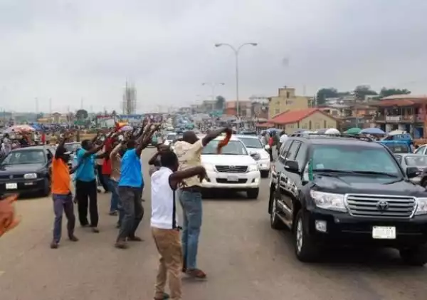 Photo: Osun Residents Hail Gov Aregbesola On His Way To His Office This Morning