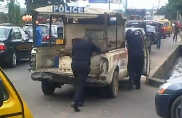 Photo: Policemen Spotted Pushing Their Van To Start In Lagos