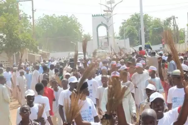 Photo: Sokoto Residents Rush Out To Clean Streets Following Cash Reward Of N1m By State Governor