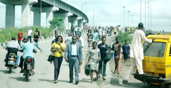 Photo: Stranded Commuters Trek In Lagos