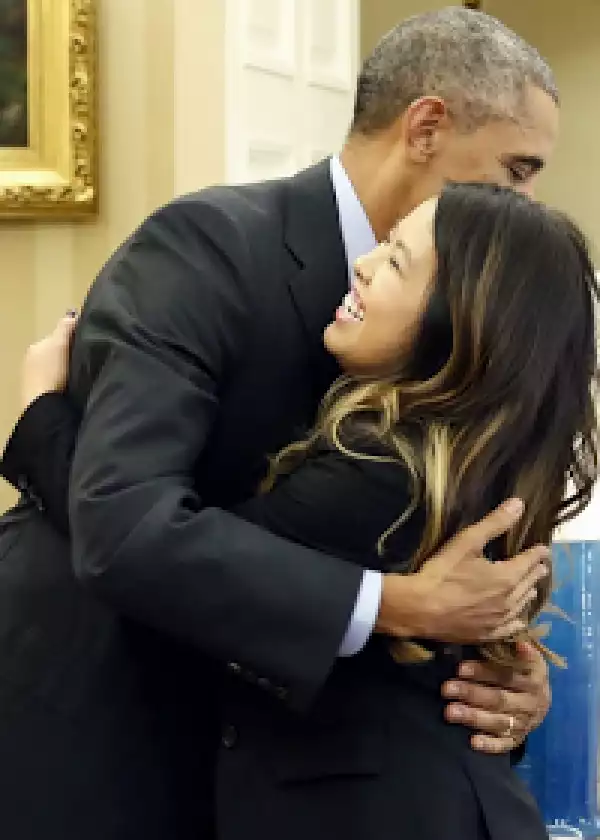 Photo: US President Obama meets & hugs first nurse to contract Ebola in the US