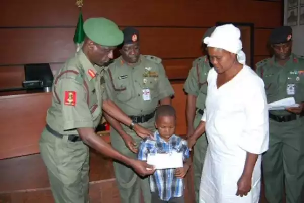 Photos: Army Gives Cheques To Families Of Fallen Soldiers