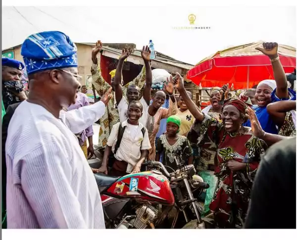 Photos: Governor Ajimobi Receives Hero