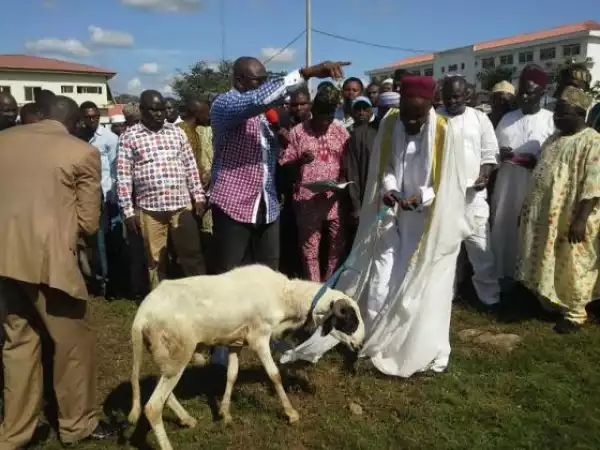 Photos: Governor Ayodele Fayose Distributes Sallah Rams 