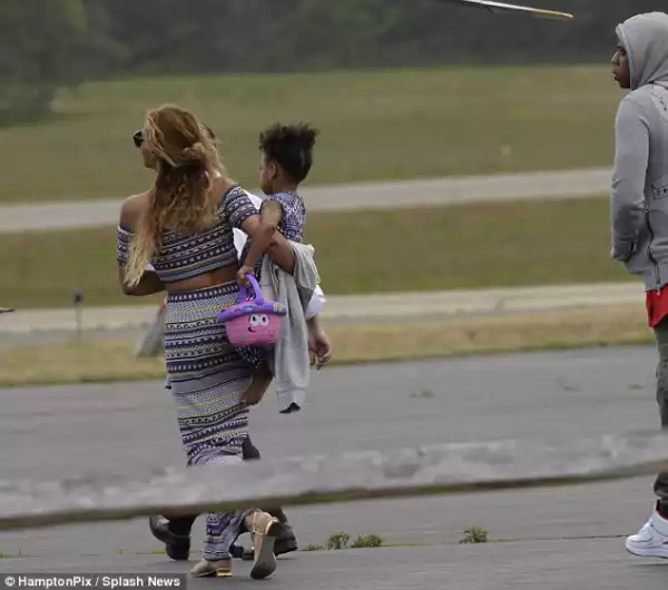 Photos: Jay Z & Beyonce Travel With Lots Of Cash
