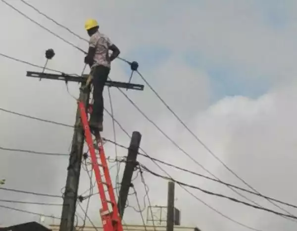 Photos: Man Touches High Tension Wires Without Gloves In Lagos