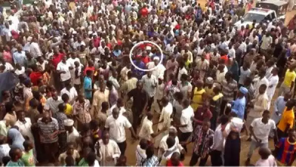 Photos: Massive crowd receives man trekking from Lagos to Abuja in Minna