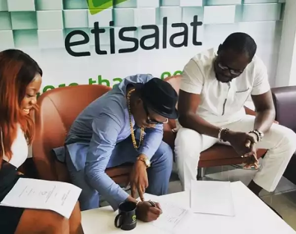 Photos: Olamide Renews Contract With Etisalat 