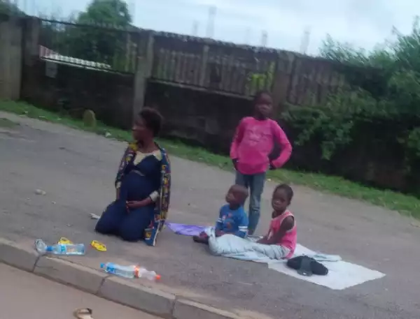 Photos: Pregnant Woman And Her Three Kids Spotted Sleeping By The Road In Abuja 
