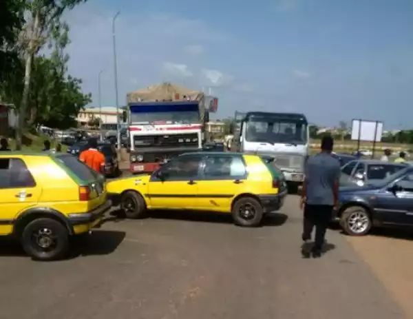 Photos: Taxi Drivers Baricade Kaduna/Abuja Flyover, Protest Against Police Harassment
