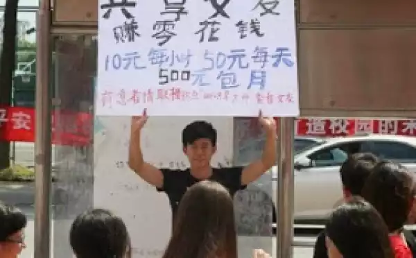Photos: This Man Is Renting Out His Girlfriend For The Cash To Buy Iphone6
