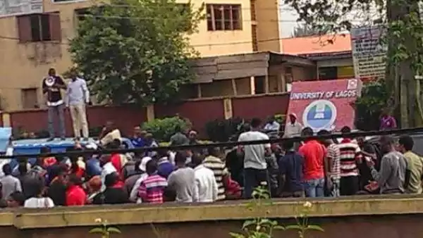 Photos: UNILAG Students Protest This Morning, Block School Gate.. “No Electricity”