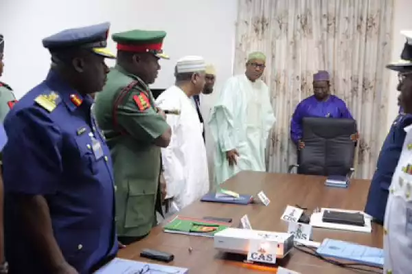 Photos From President Muhammadu Buhari’s Meeting With Service Chiefs