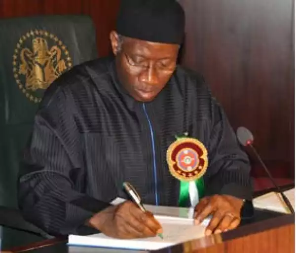 President Jonathan Promotes 72 Senior Police Officers At Last Minute